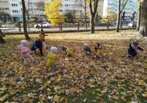Dzieci rzucają liśćmi